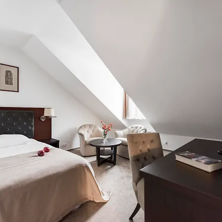 Amberton Cozy فندق كاوناس
